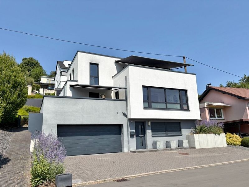 **Modernes Traumhaus mit Weitblick – großzügiges Wohnen auf drei Ebenen nahe Luxemburg**